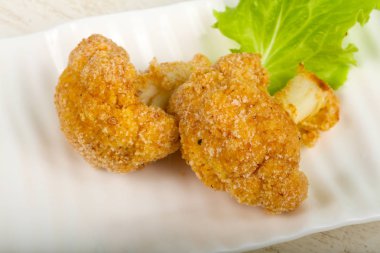 Beyaz tabak içinde diyet gevrek karnabahar