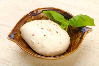 Fesleğen yaprakları ile Mozzarella peyniri