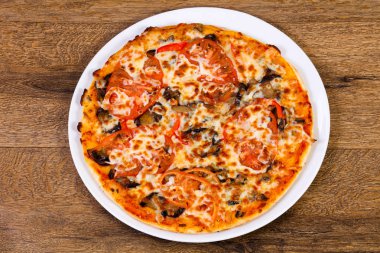 Patlıcan ve peynirli pizza