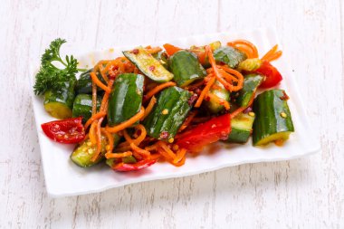 Yeşil salatalık turşusu yığın kabın içinde