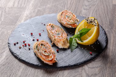 Somon ve peynir ile krep rulo