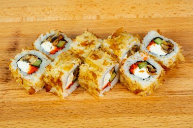 Yılan balığı ve ton balığı çip ile rulo