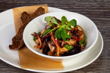 Kızarmış oystrer mantar ile lezzetli kırmızı pancar salatası