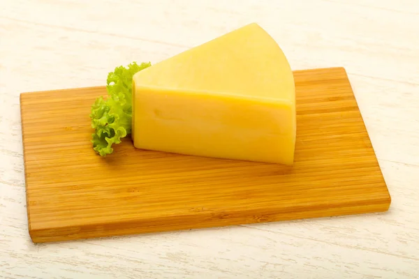 Parmesan Käse Dreieck Über Holzhintergrund — Stockfoto