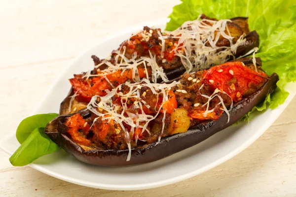 et ve peynir ile doldurulmuş patlıcan