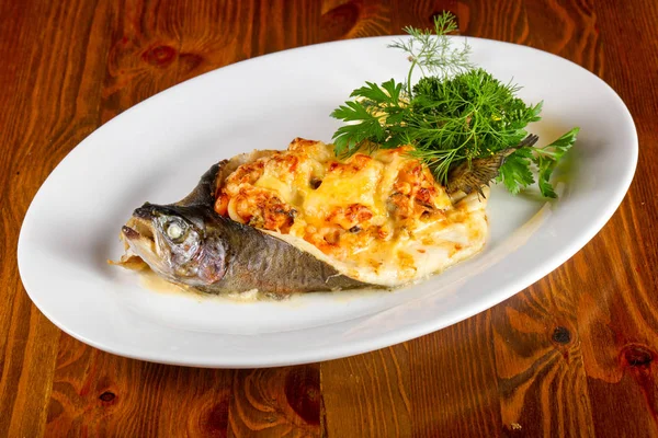 Peynir ile doldurulmuş alabalık