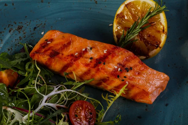 Limon ve salata ızgara somon bırakır