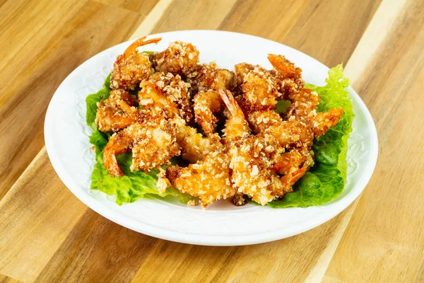 Meyilli karides salata yaprakları ile