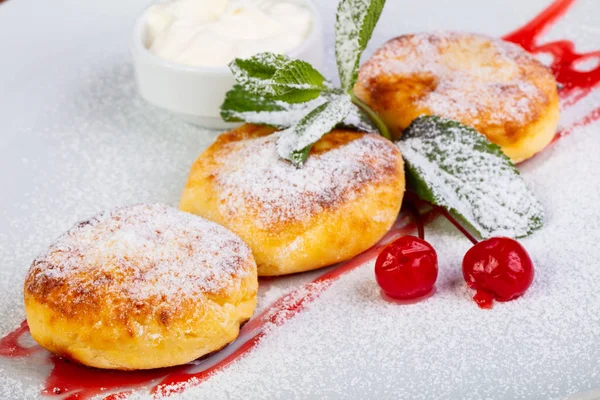 Kiraz, reçel ve krema ile lezzetli syrniki