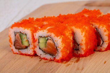 Geleneksel California roll somon ile