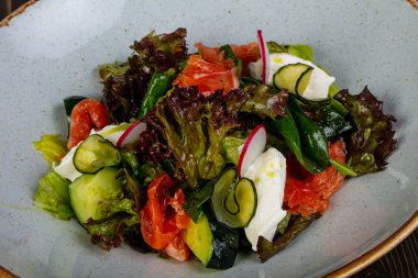 Salata somon ve krema sos ile