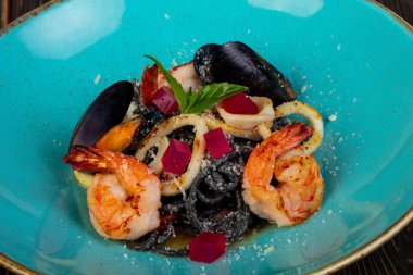 Siyah deniz ürünleri karides ve midye makarna