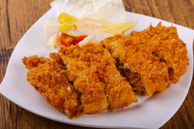 Peynir ve salata yaprakları ile gevrek domuz eti