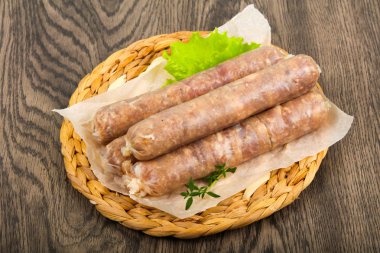 Doğal sosis ızgara veya kızartma için