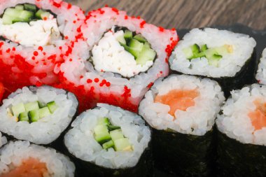 Suşi rulo seti ahşap arka plan üzerinde