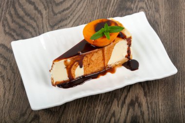 Peynirli kek çikolata ve kayısı ile