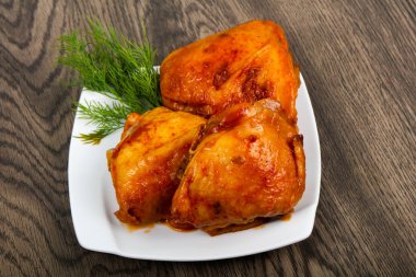 Domates soslu kızarmış tavuk uyluk