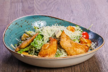 Tavuk ve parmesan peynirli sezar salatası.