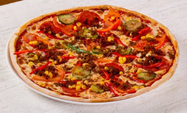 Kıyma ve domatesli pizza.