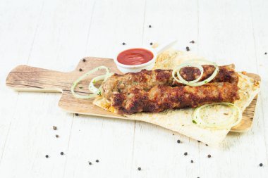 Kıyılmış domuz Kebap soğan ve sos ile