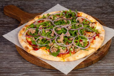 Roka ve soğan ve ketçap ile tuna pizza