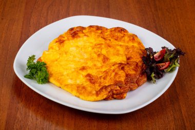 Lezzetli yumurta omlete otlar ve domates ile