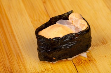 Lezzetli baharatlı somon suşi roll