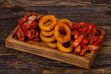 Balık ve cips plaka - karides, cod, soğan