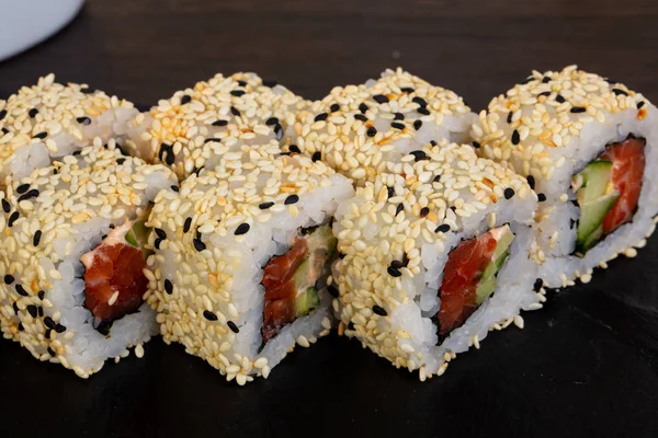 Lezzetli suşi rulo ile susam kapak