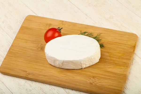 Camembert Käse Über Dem Hölzernen Hintergrund — Stockfoto