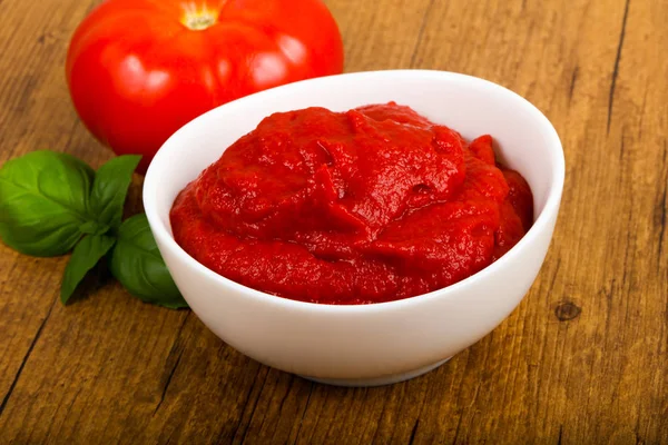 Tomatenpuree Met Basilicum — Stockfoto