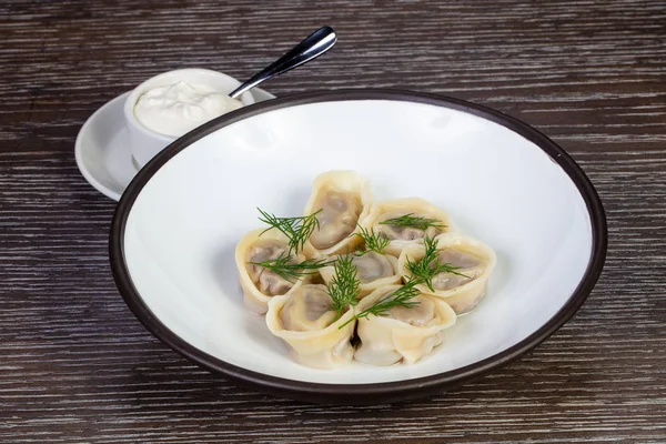 Ekşi kremalı lezzetli ev yapımı hamur tatlısı.