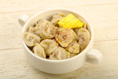 Tereyağı, biber ve baharat ile Rus köfte