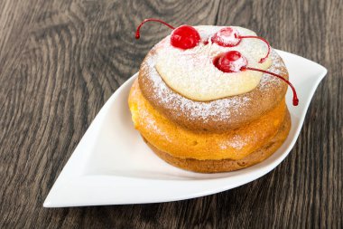 Kiraz ve shugar tozu ile gözleme