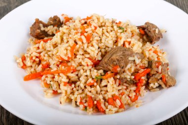 Asya pirinç - et ve havuç ile Plov