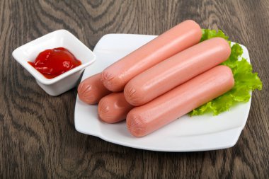 Salata ve ketçap ile sosis haşlama