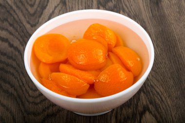 Nane yaprakları ile konserve kayısı