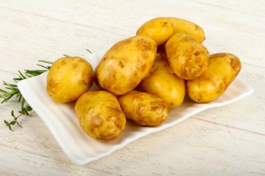 Otlu çiğ patates.