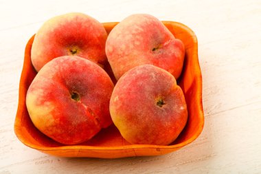 Tatlı ve sulu şeftali