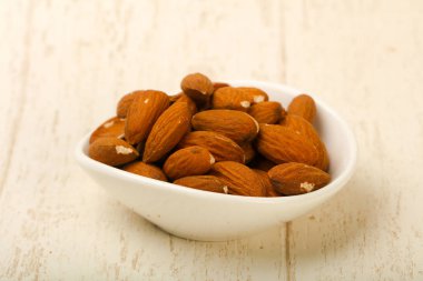 Badem fındık yığın ahşap arka plan üzerinde