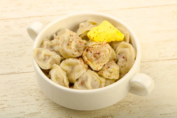 Tereyağı, biber ve baharat ile Rus köfte