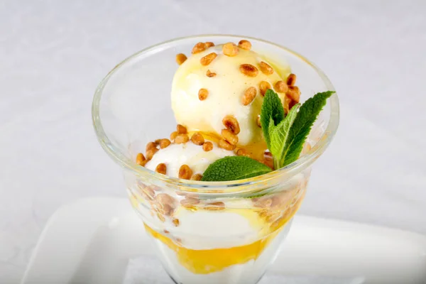 Мороженое Кедровым Орехом Мятными Листьями — стоковое фото