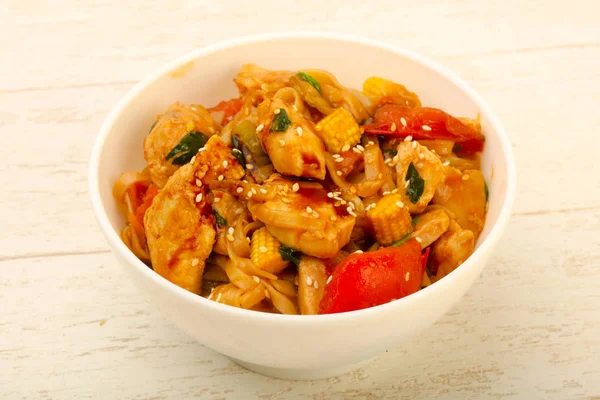 Udon ile tavuk ve susam