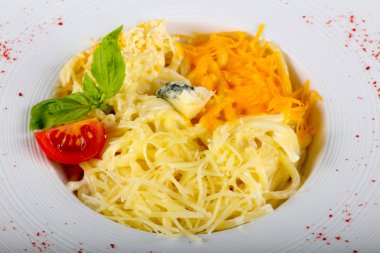 Makarna dört peynir fesleğen hizmet