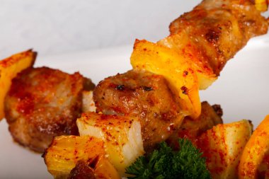 Sebze ile domuz eti şiş