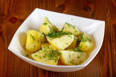 Dereotu ile haşlanmış patates