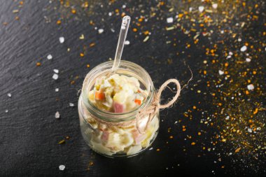 Rus salatası bardakta servis edebilirsiniz