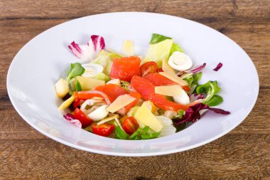 Sezar somon salata ile