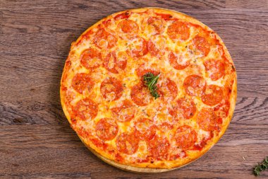 Sıcak Pepperoni pizza peyniri ve domates ile