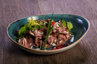 Biftek salata sosu ve soğan ile